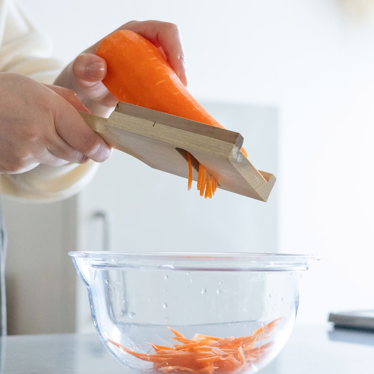 燕三条製 朴の木を使った手のひら千切りスライサー