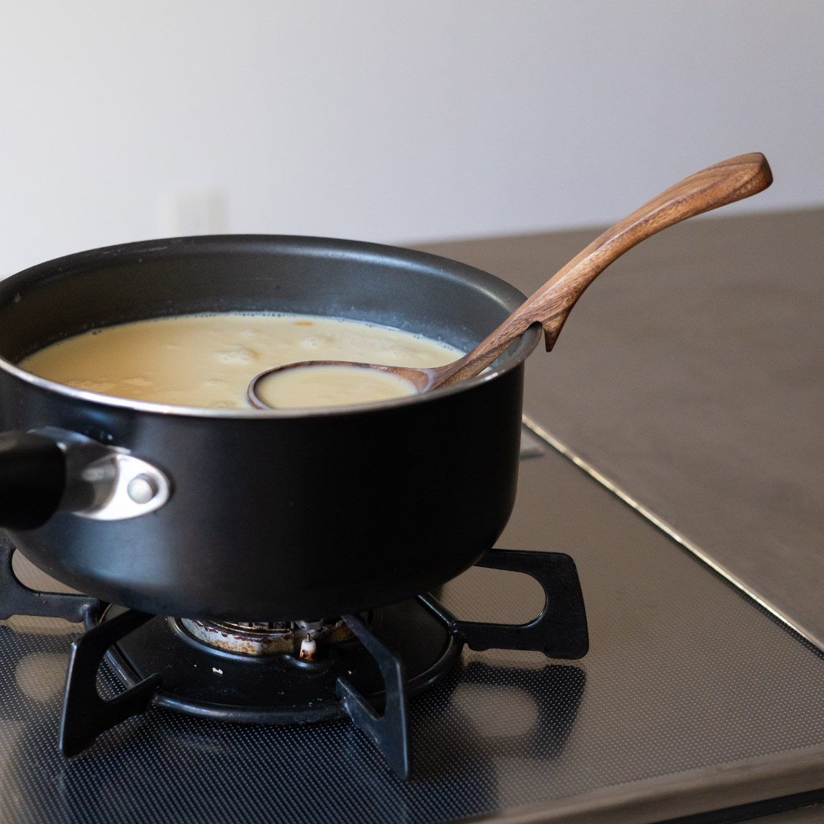 お鍋のフチに引っ掛けられる天然木のお玉 小