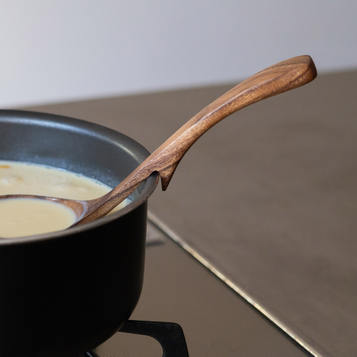 お鍋のフチに引っ掛けられる天然木のお玉 小