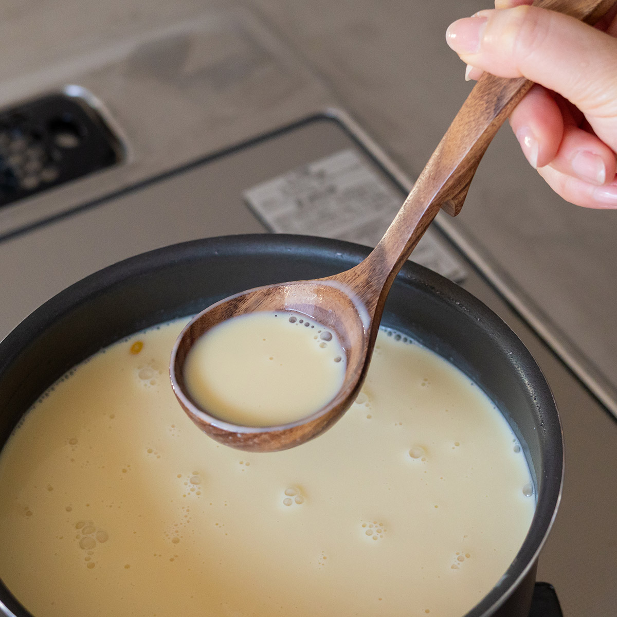 お鍋のフチに引っ掛けられる天然木のお玉 小