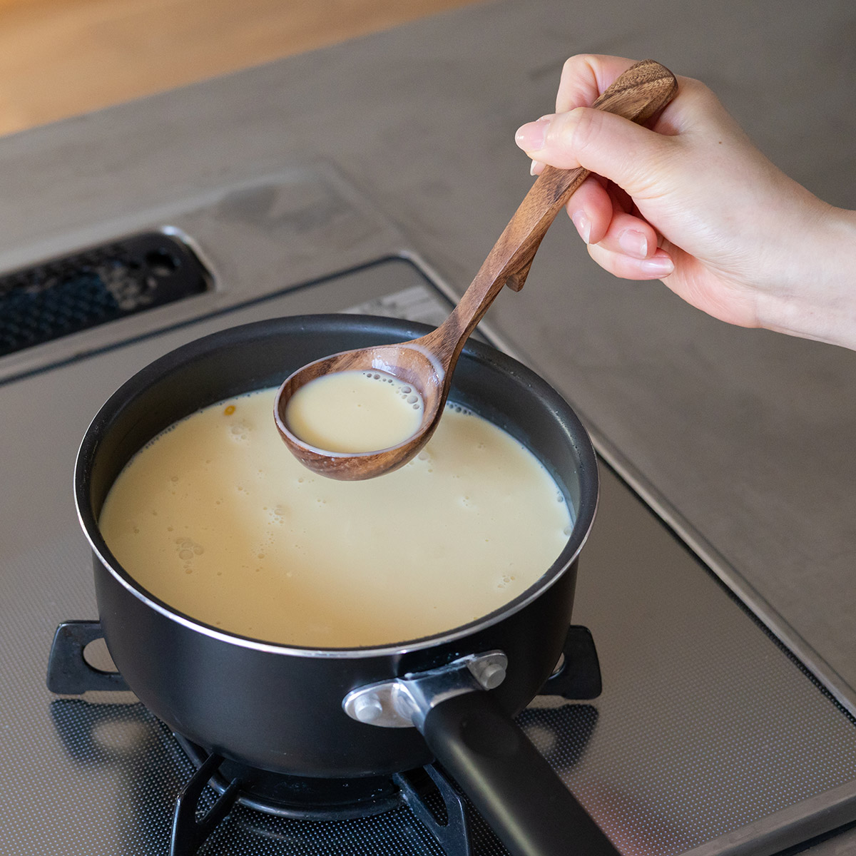 お鍋のフチに引っ掛けられる天然木のお玉 小