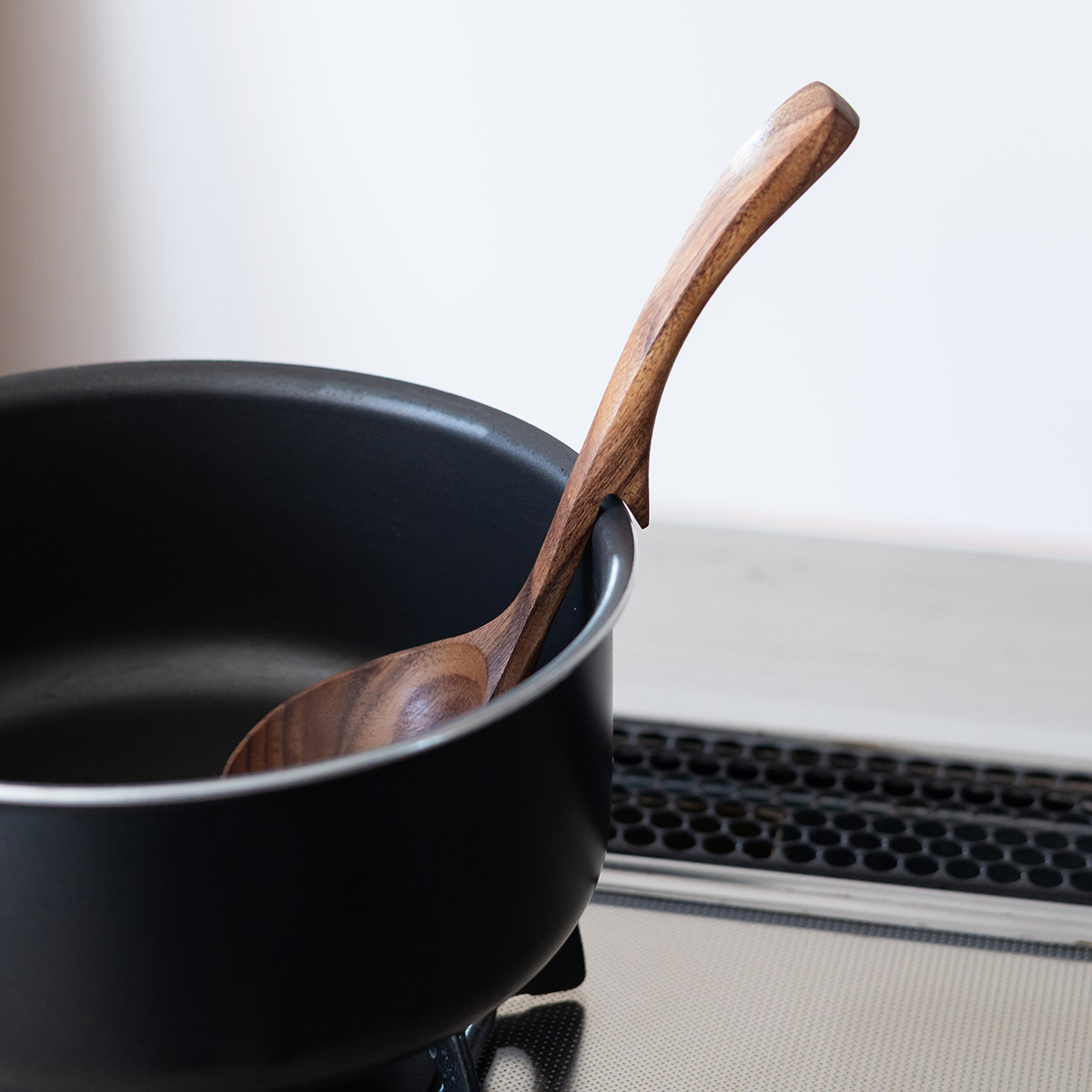 お鍋のフチに引っ掛けられる天然木のお玉 小