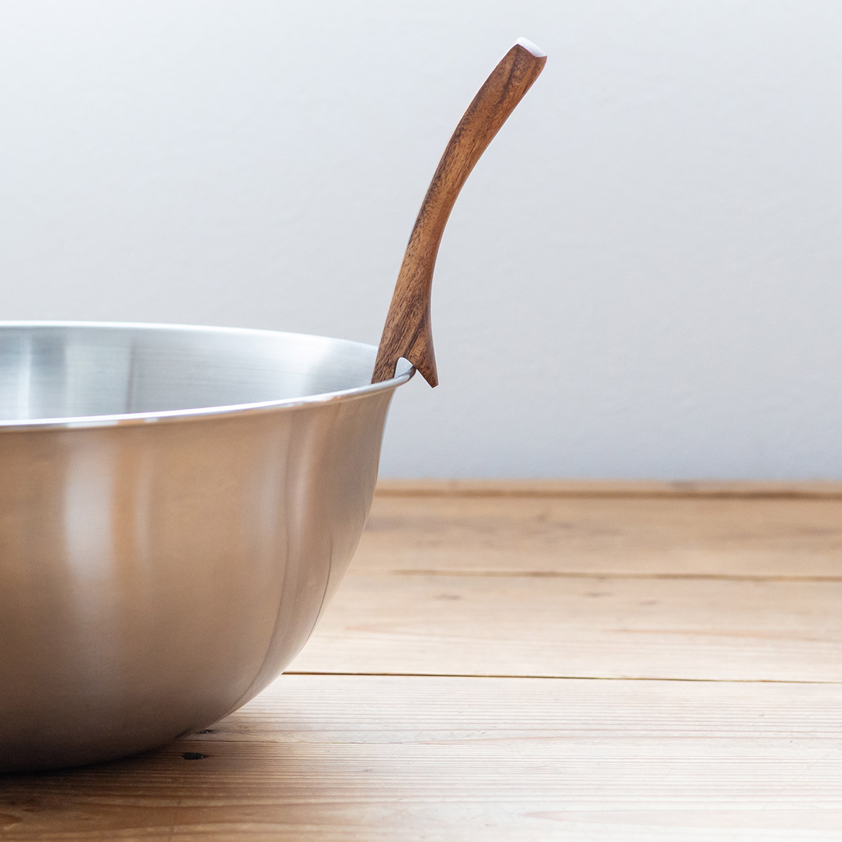 お鍋のフチに引っ掛けられる天然木のお玉 小