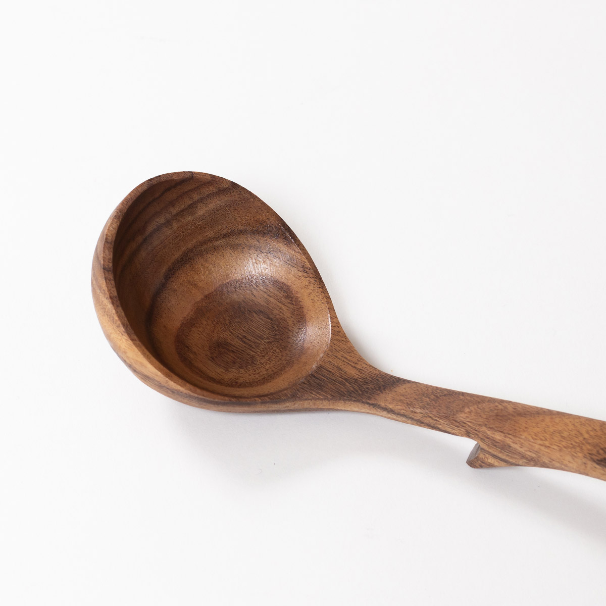 お鍋のフチに引っ掛けられる天然木のお玉 小