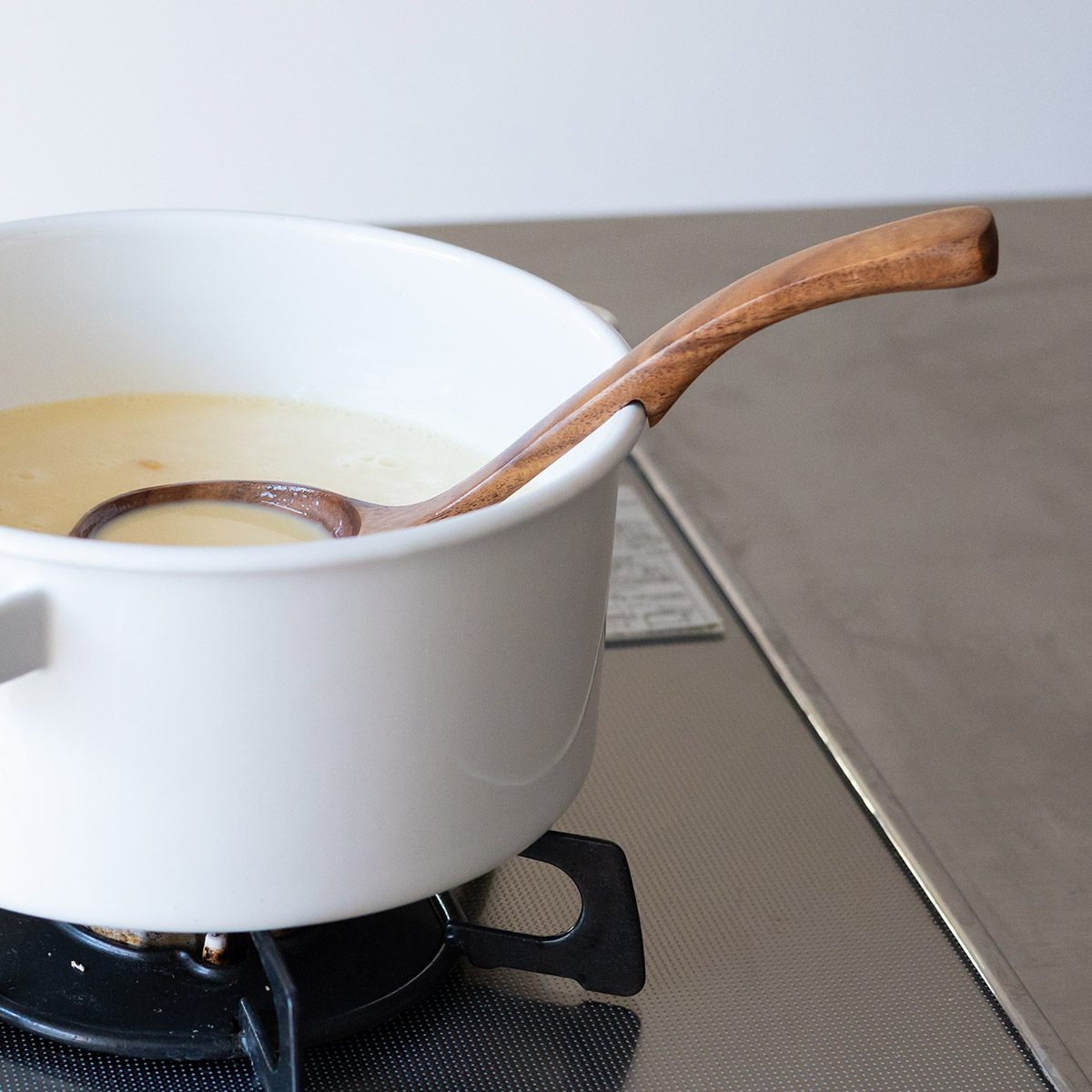 お鍋のフチに引っ掛けられる天然木のお玉 中