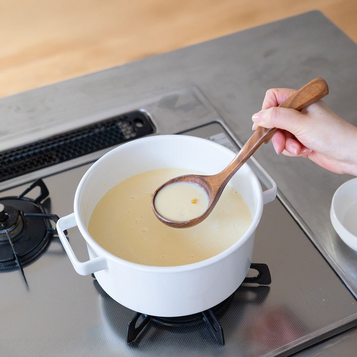 お鍋のフチに引っ掛けられる天然木のお玉 中