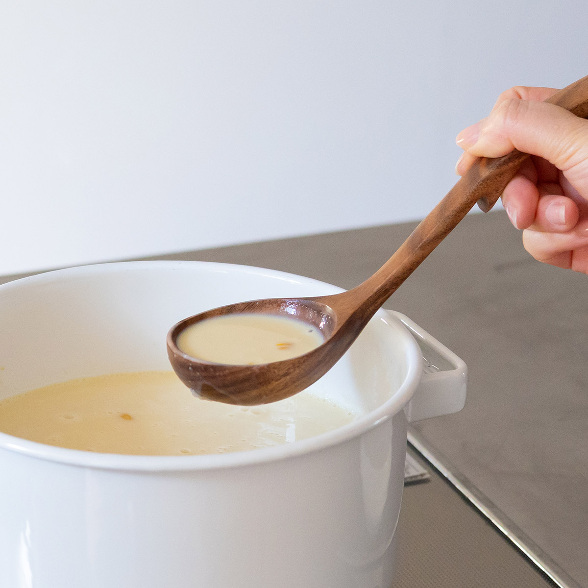 お鍋のフチに引っ掛けられる天然木のお玉 中