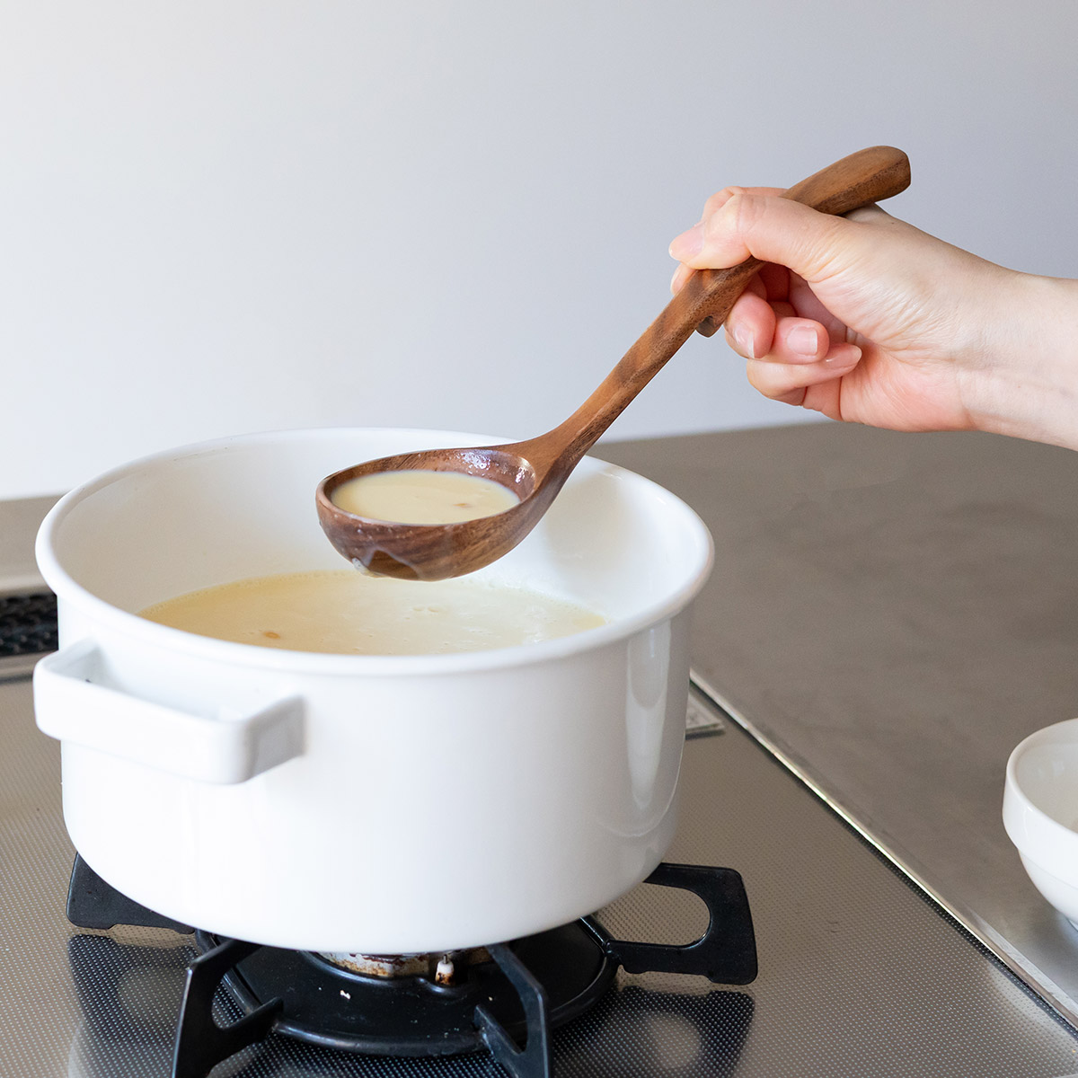 お鍋のフチに引っ掛けられる天然木のお玉 中