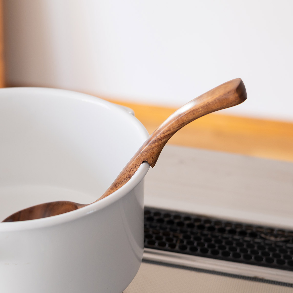 お鍋のフチに引っ掛けられる天然木のお玉 中