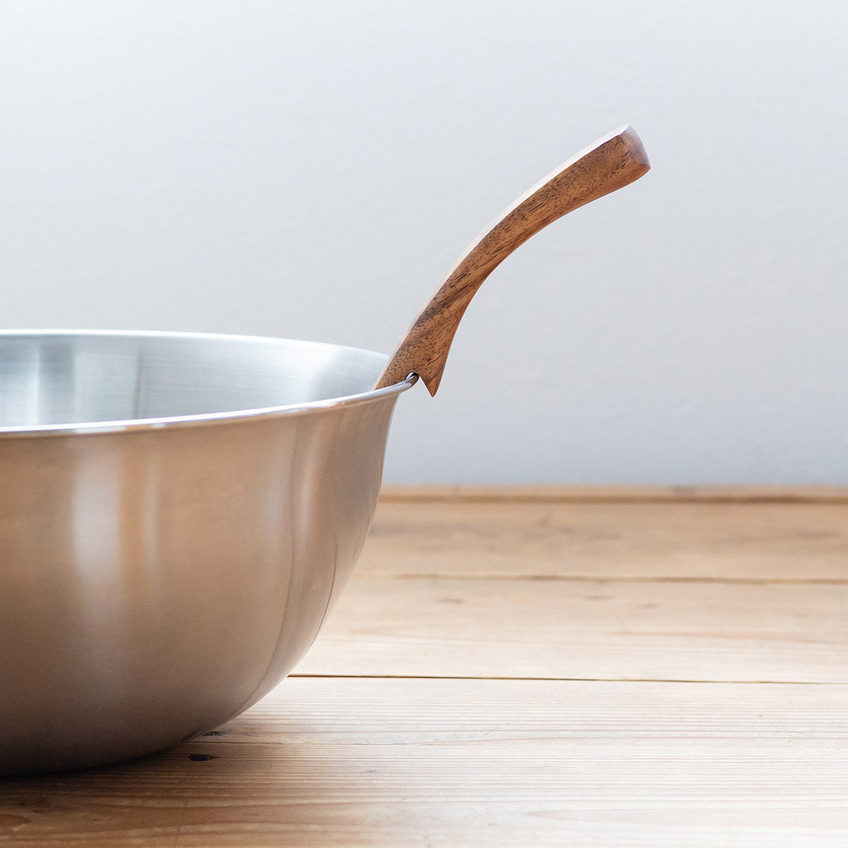 お鍋のフチに引っ掛けられる天然木のお玉 中