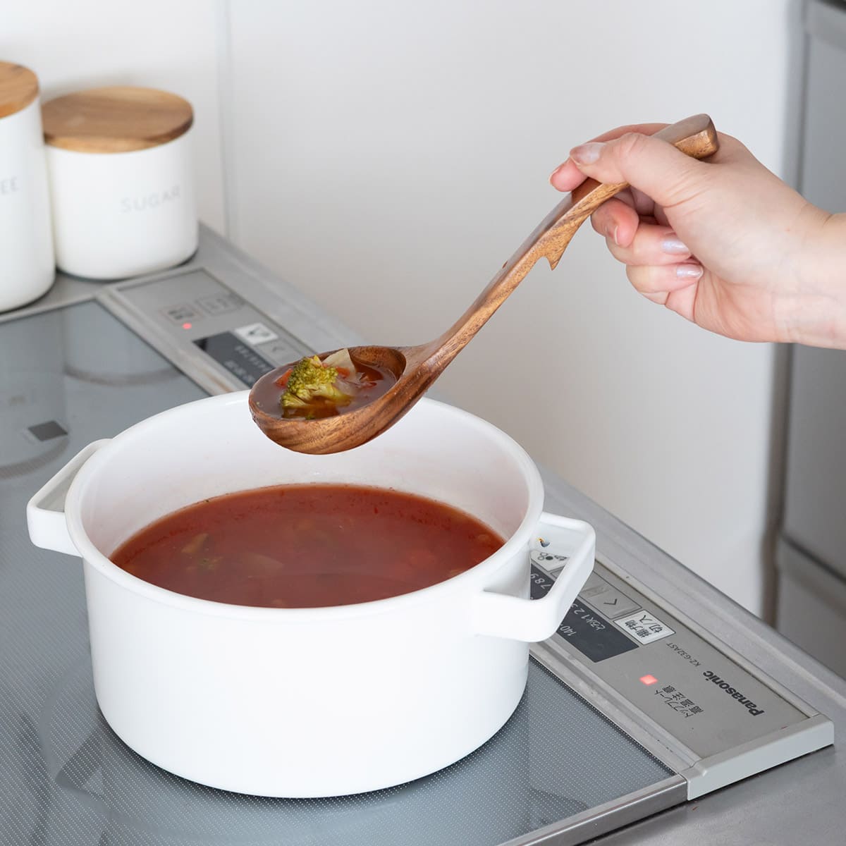 お鍋のフチに引っ掛けられる天然木のお玉 中