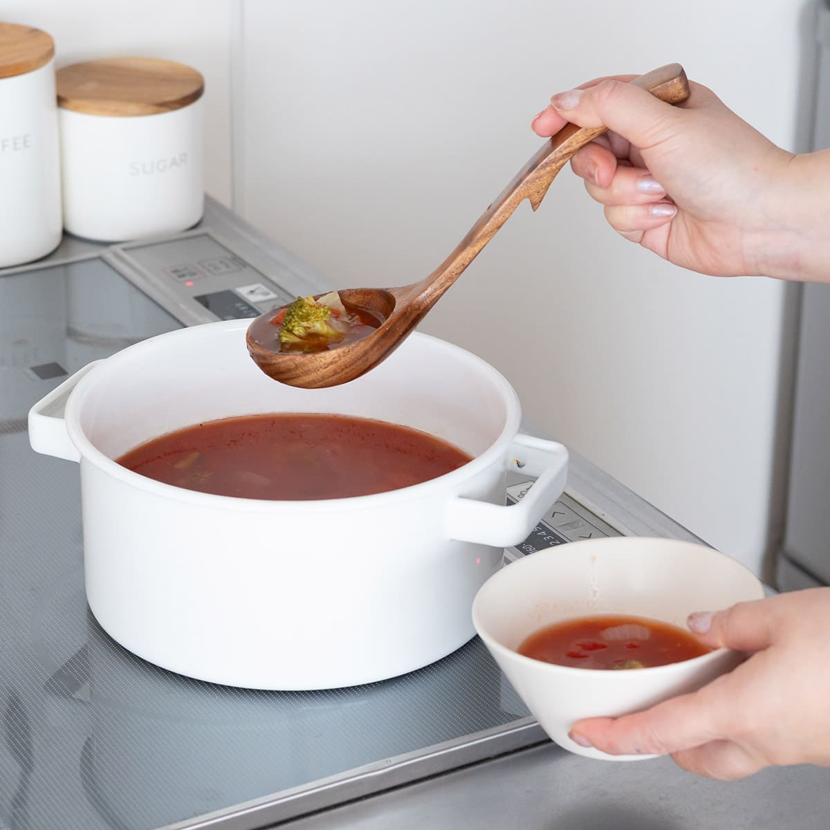 お鍋のフチに引っ掛けられる天然木のお玉 中
