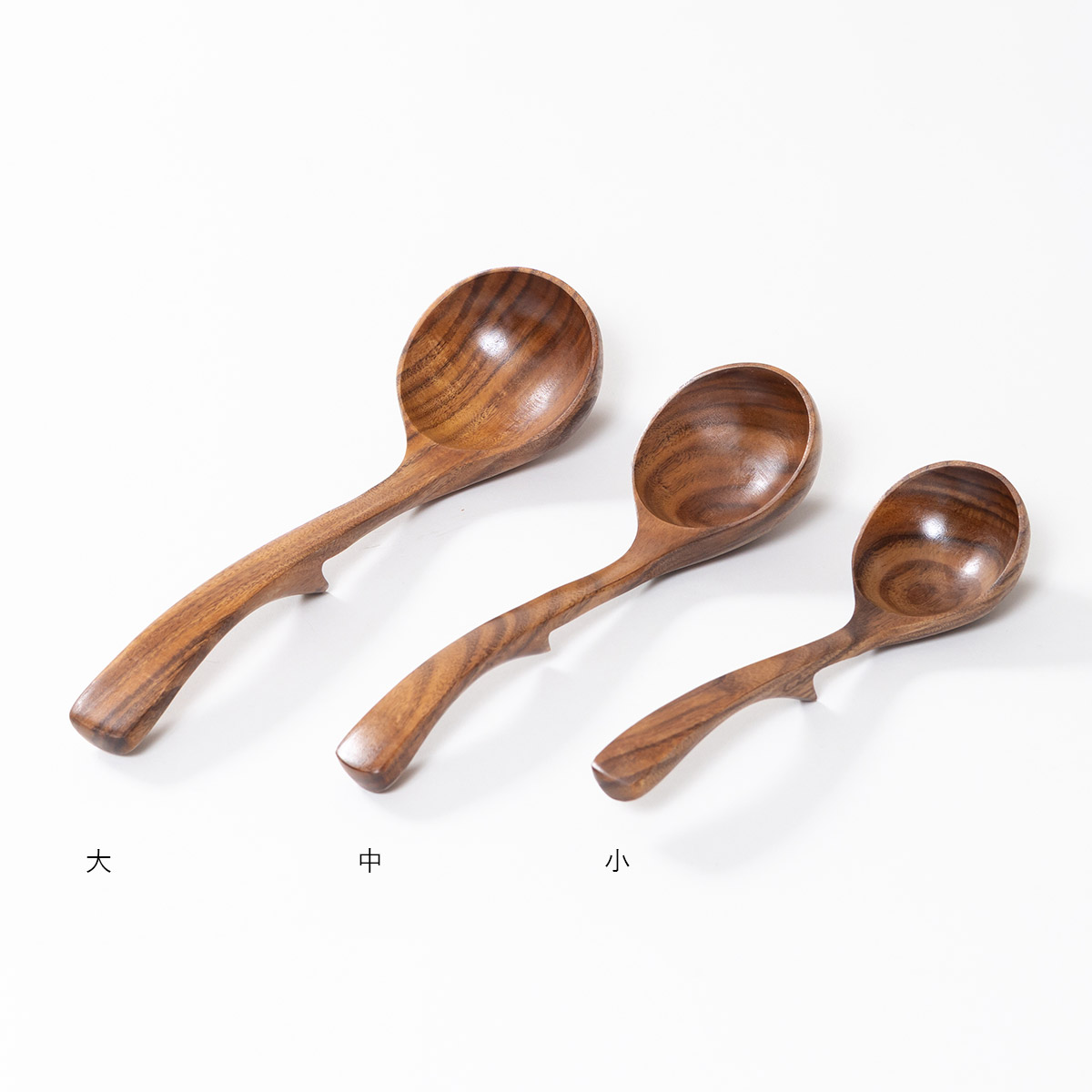 お鍋のフチに引っ掛けられる天然木のお玉 中