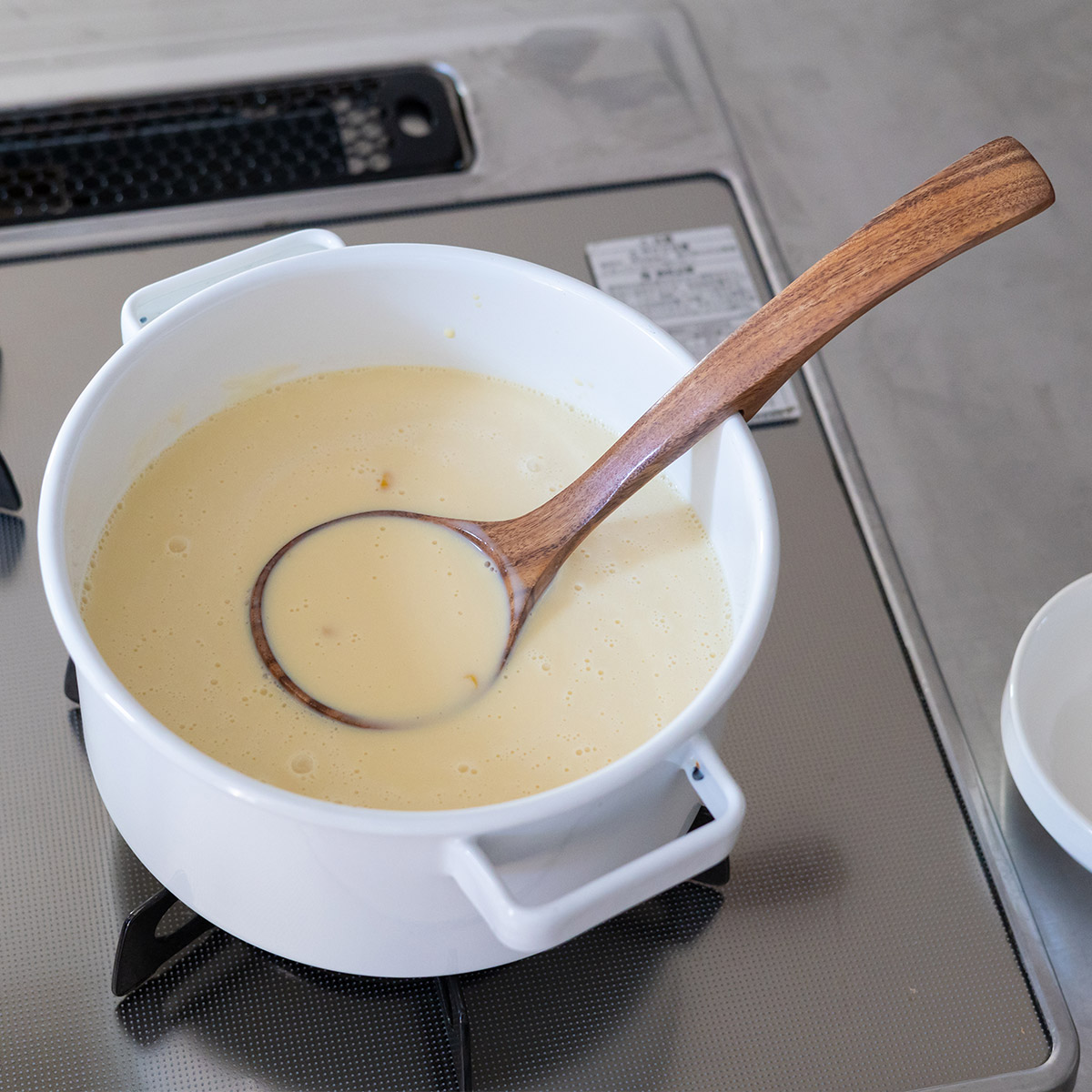 お鍋のフチに引っ掛けられる天然木のお玉 大