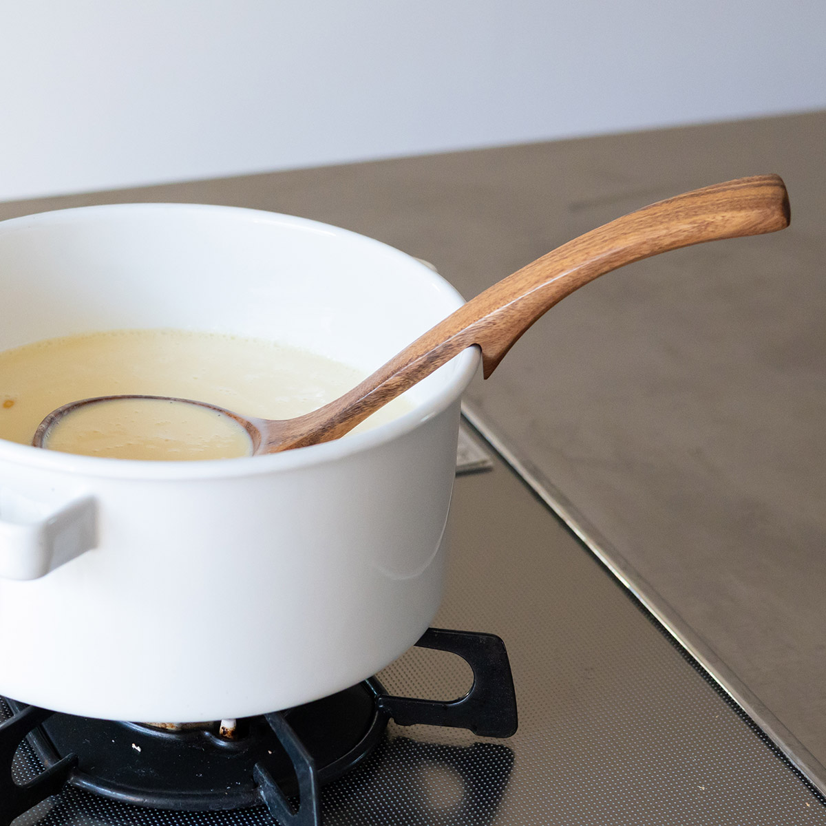 お鍋のフチに引っ掛けられる天然木のお玉 大