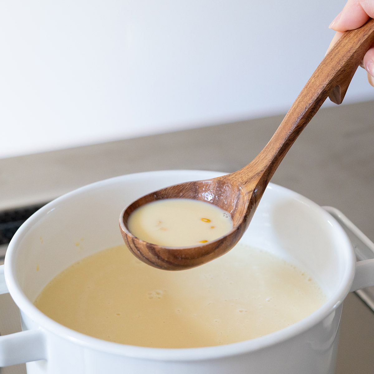 お鍋のフチに引っ掛けられる天然木のお玉 大