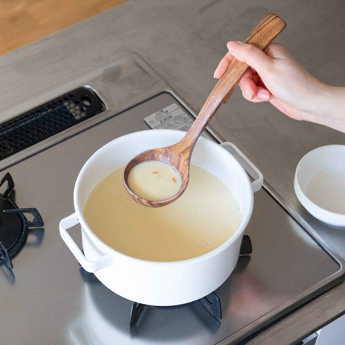 お鍋のフチに引っ掛けられる天然木のお玉 大