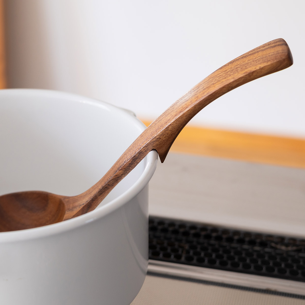 お鍋のフチに引っ掛けられる天然木のお玉 大