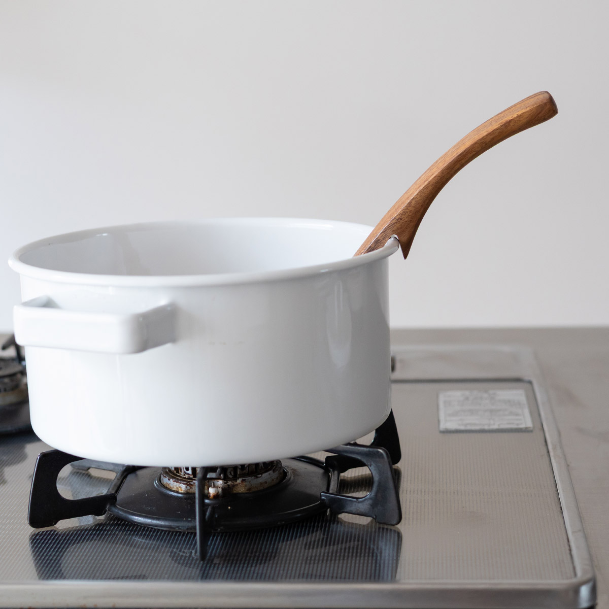 お鍋のフチに引っ掛けられる天然木のお玉 大