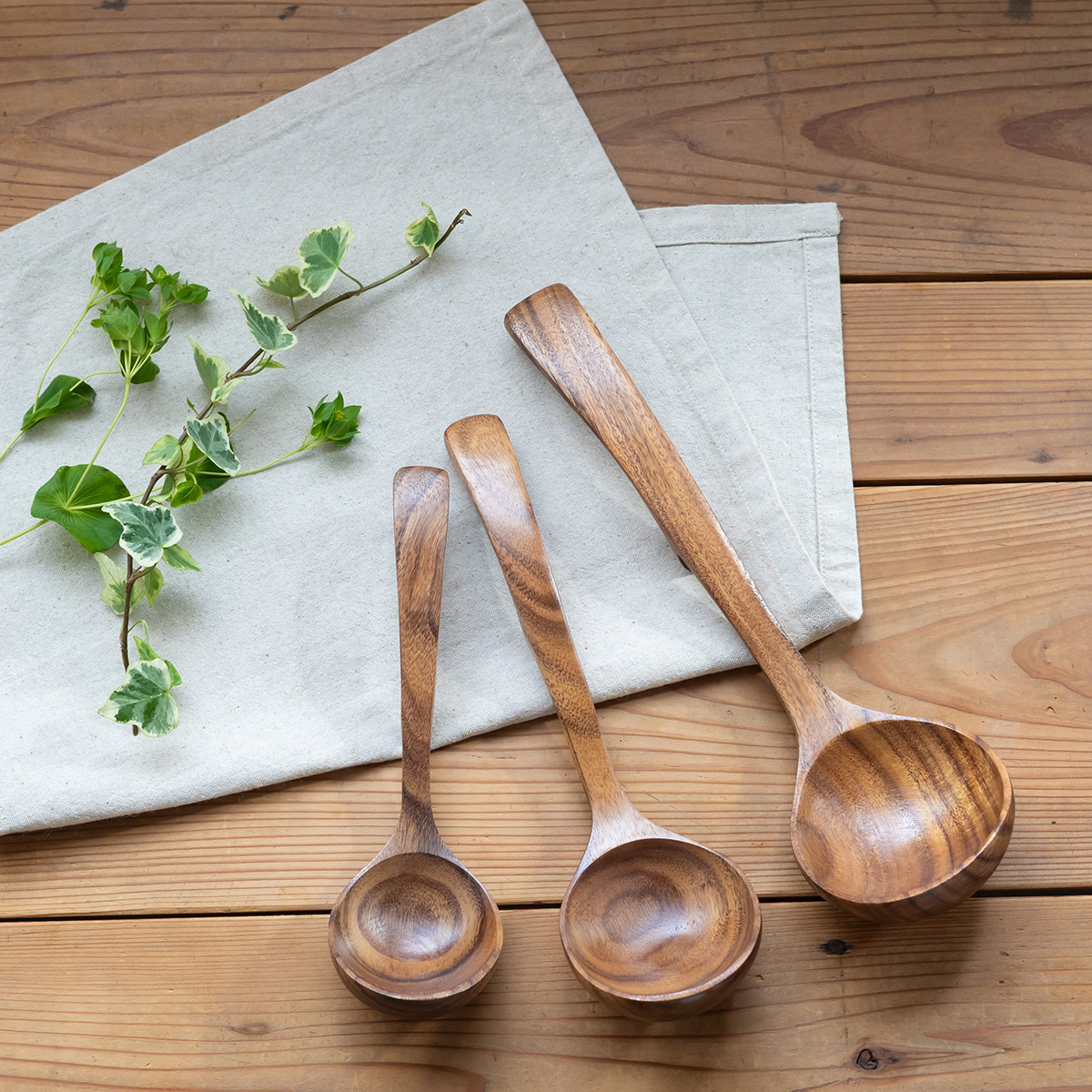 お鍋のフチに引っ掛けられる天然木のお玉 大